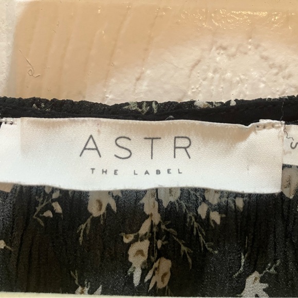 ASTR the label floral blouse - Picture 4 of 4